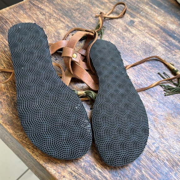 Free people Willow gladiator sandal size 6 Brown leather green tassels wrap boho - Picture 14 of 15